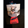 Skateboard ...Til de helt store stunts  Bredde: 17,5 cm  Højde: 22,5 cm Dybde 5 cm