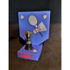 Sjov sangskjuler til Badmintonspilleren med guldpokal  Mål Bredde: 17,5 cm Højde: 22,5 cm Dybde 5 cm    Blå