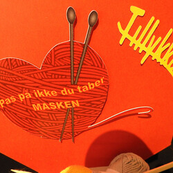 En sjov sangskjuler til en der svinger strikkepindene meget..  Eller en der taber "masken" tit..