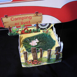 Camping er livet-campingvogn til campisten med sommerfugl-fugle og sol
