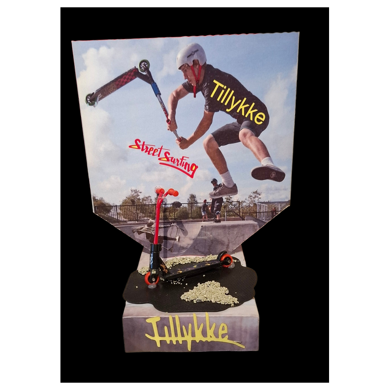 Skater løbehjul ...Til de helt store stunts  med lille 3d printet løbehjul.  Bredde: 17,5 cm  Højde: 22,5 cm Dybde 5 cm